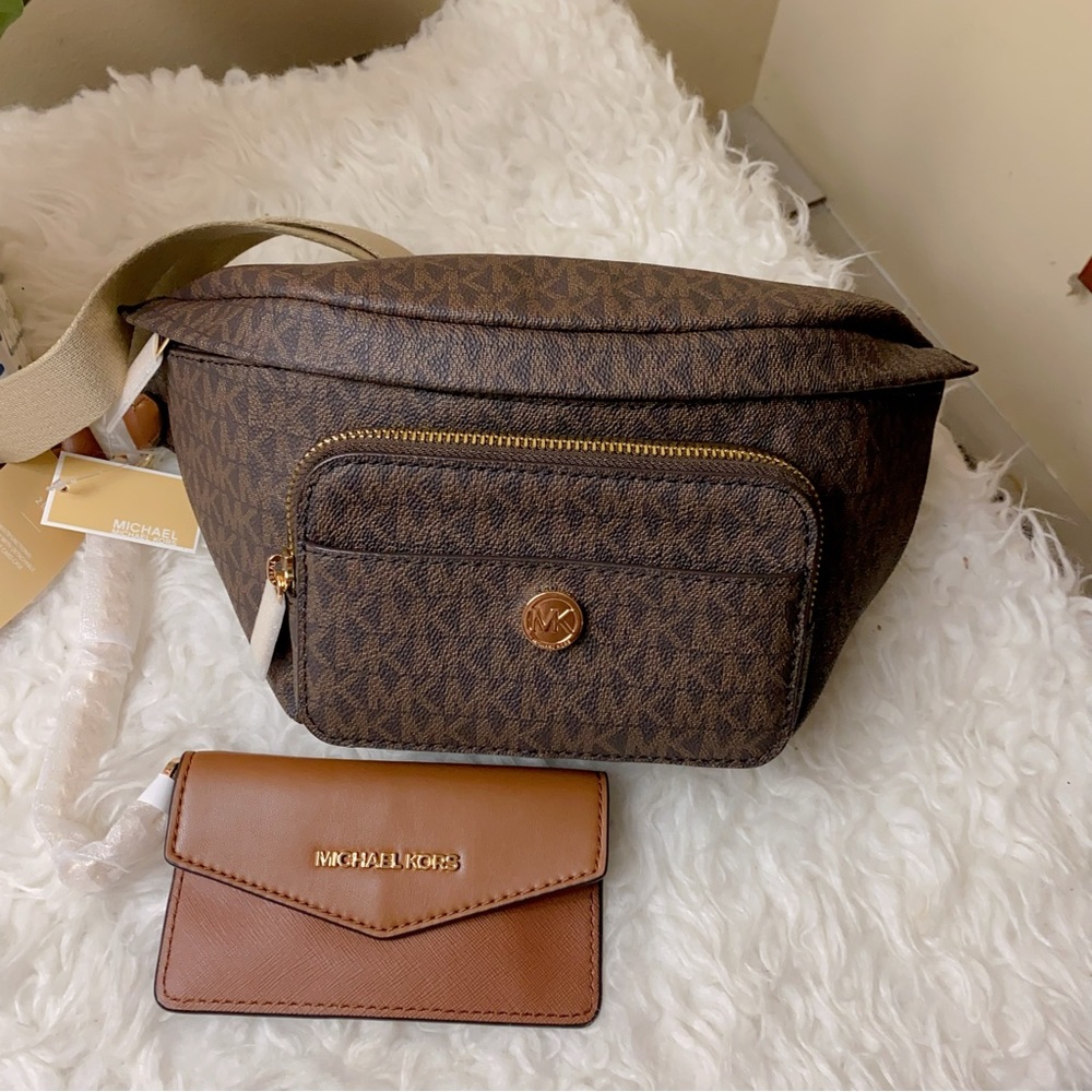 Michael Kors Maisie Large Logo 2-in-1 Sling Pack - Picture 3 of 14